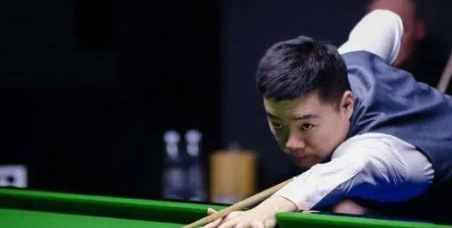 着的是网球 着的是网球