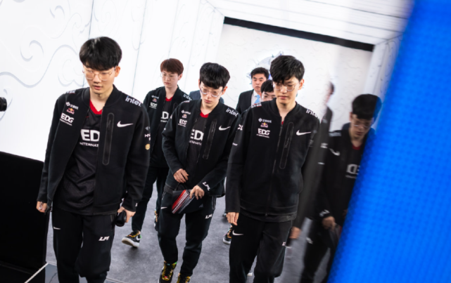 權給隊友後 權給隊友後