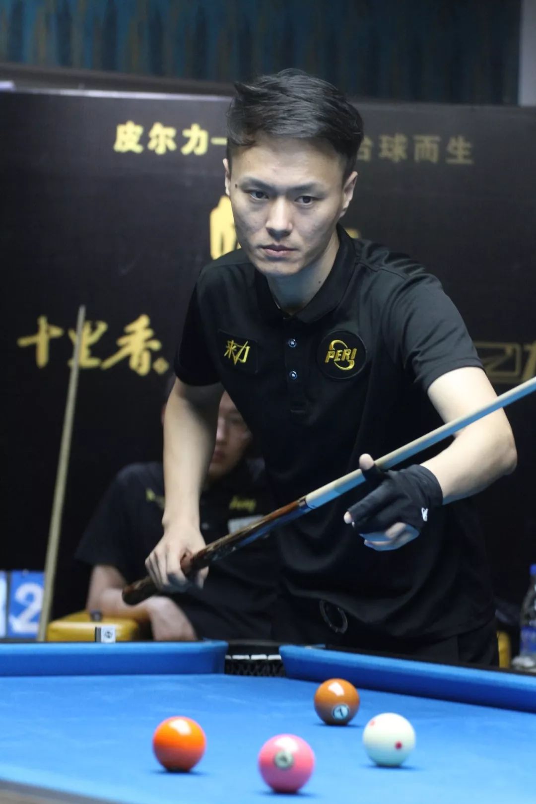 这与他在洛